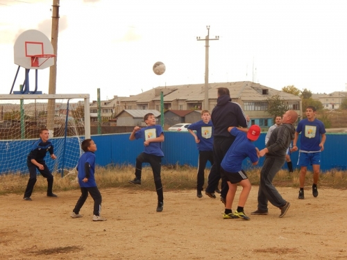 Для поддержания спортивной формы и тех, и других. Районные полицейские сыграли в футбол с воспитанниками детдома